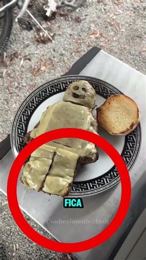 Colocaram um boneco do Roblox dentro do hambúrguer 😳🍔