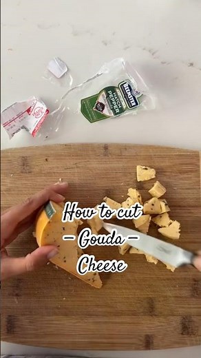 How to cut gouda cheese 🔪 🧀 #howto #gouda #cheese #charcuterie #appetizer #holidayrecipes #recipe