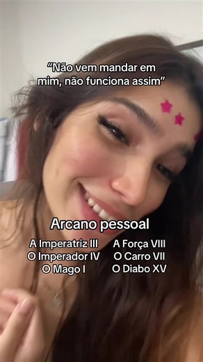 A Imperatriz (Arcano III) Está ligada à força criativa e ao poder pessoal. Quem tem esse arcano costuma valorizar sua liberdade de expressão e não aceita bem imposições. O Imperador (Arcano IV) Apesar de simbolizar autoridade, quando aparece como arcano pessoal indica alguém que prefere dar ordens a recebê-las. É arquétipo de liderança e estrutura. O Mago (Arcano I) Representa iniciativa própria, criatividade e autossuficiência. Pessoas com esse arcano tendem a querer fazer as coisas do seu jeit