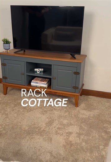 Se você está procurando um móvel para renovar a sua sala ou dar um toque de charme no quarto, o Rack Cottage pode ser a sua escolha perfeita! 🤍 Além de apresentar um design moderno e elegante, ele é ideal para organizar diversos itens e decorar o seu ambiente. Temos certeza que você vai se apaixonar! ✨ Confira em nosso site as cores disponíveis e garanta um para chamar de seu! 𝐂𝐚𝐬𝐚 𝐇𝐮𝐦𝐚 Conectando pessoas com ambientes inspiradores! 💻 Casa Huma | Móveis de Alta Qualidade em Madeira Mac