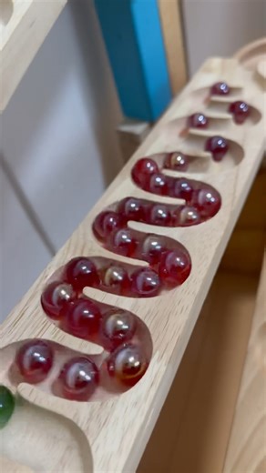 コース延長。小さな大工さん、HABAくねくねスロープ、ビッグサークルに大量の赤色ビー玉を転がす。 肺灰皿#marblerun #marblesrace #marble #marblerace