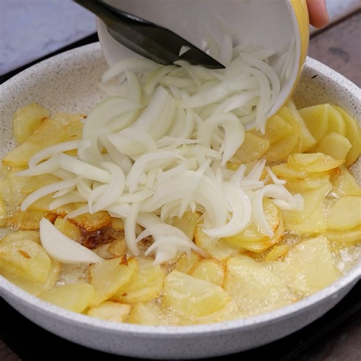 26K views · 240 reactions | Quand j’ai des pommes de terre et des oignons à la maison, je fais toujours cette recette pour le dîner | Trop Savoureux | Facebook