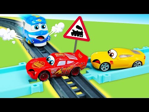 Flash McQueen est coincé sur les rails! Vidéo avec voitures en jouets pour enfants.