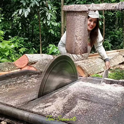 67 reactions | Membagi Kayu, Harus Teliti dan Konsisten dengan gergaji bundar rakitan #fblifestyle #asmr #furnituresale #furniture #satisfying #woodsaw #sawmill #Circular_saw #woodworking #Carpenter #Woodworker #Wood_crafts #mahogany | Toni Siswanto | Facebook