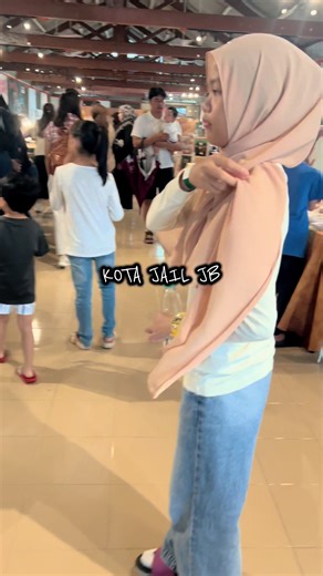 Seharian di Kota Jail JB with kiddos! Sape yg tny brape tiket utk round 1 jail with tour guide Dewasa : Rm35 Kanak2 (3-12thn) : Rm25 Ni aku pegi smpai ke bilik terakhir banduan before kena hukum gantung..kirenye mmg round 1 jail la.. Utk yg Rm15 ade jugak tp xround sume..ade part2 je.. aku amek yg Rm35 sbb ank2 aku nk tgk blik terakhir banduan tu.. Overall, mmg berbaloi la kalau nk bwk kids pegi cni.. bile da keluar aku tny ank2 aku dorg kate best and ade sket trauma🤣 aku rase sbb dorg tgk vide