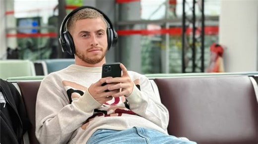 Michou jouera dans la nouvelle saison de la série « LOL : qui rit, sort ! » qui revient avec un format inédit