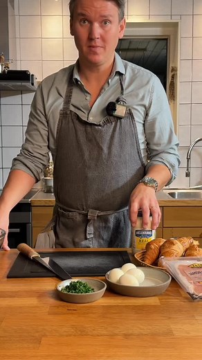 På söndag är det äntligen Fars dag, årets bästa dag! Här kommer min lyxigaste Fars dags-macka. En croissant fylld med kall äggröra och parmaskinka. Krämigt, frasigt och precis så som man vill bli serverad på morgonen den här dagen. Lyxigaste Fars dags-mackan med kall äggröra och parmaskinka. 4 portioner Du behöver: • 4 croissanter • 4 skivor parmaskinka • 4 ägg • 3 msk majonnäs • 3 msk finskuren gräslök • salt Gör så här: 1. Koka äggen hårda, låt dem svalna och hacka dem fint. 2. Blanda äggen me