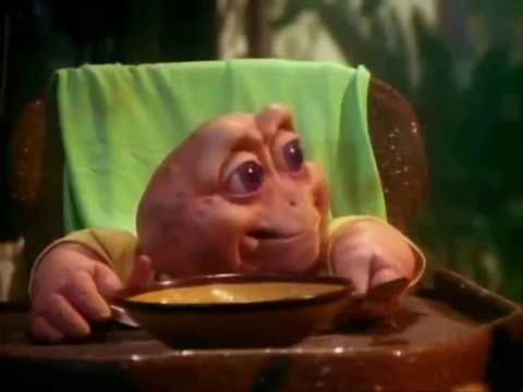 Vovó Zilda dando de comer ao Baby (Família Dinossauros)