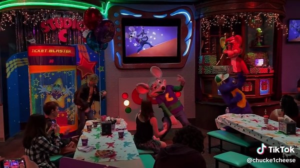 Chuck, Helen and Munch LIVE! - Birthday Star Spectacular East Orlando, FL Chuck E. Cheese’s #chuckecheese #chuckycheese #chucky #animatronic