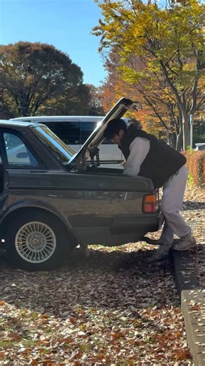 KURU KURA / くるくら on Instagram: "【クルマ、何乗ってるの？ ボルボ 240 part3】 みんなの愛車を紹介するコーナーに、ボルボ 240とオーナーのコジマさんが登場！ 今回は、愛車の使い方についてインタビュー！コジマさんは普段使いはもちろん、キャンプに行く時などに240を使っているそう。 トランクが広くて、テントやキャンプグッズなどを積み込んでも余裕があるんだって！荷物を沢山積めるのは便利でいいね！ ■愛車：ボルボ 240（1993） ■オーナー：コジマさん #KURUKURA #僕らとクルマの暮らし方 #僕たちの愛車紹介 #旧車 #volvo240"