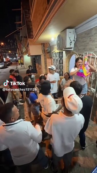 Familia y Diversión con la Piñata