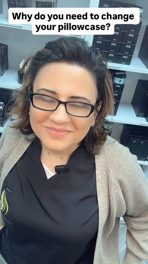 Why do you need to change your pillowcase? Because your pillowcase collects oil, sweat, dead skin cells, hair products and bacteria every night. When you sleep on the same pillowcase for too long, all that buildup transfers back to your skin — causing: ✅ Breakouts & clogged pores ✅ Skin irritation and redness ✅ Dull and rough skin texture ✅ Increased acne for oily and sensitive skin Plus… dust mites also love dirty pillowcases 😩 Changing your pillowcase 2–3 times a week keeps your skin cleaner,