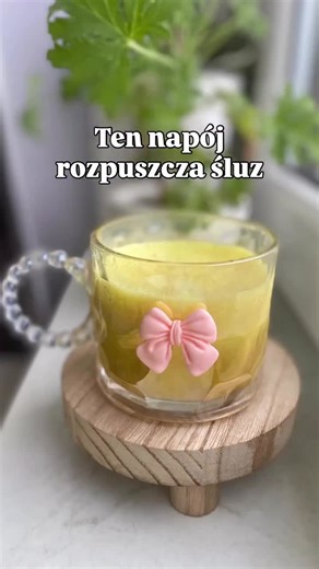Czy wiesz, że z kilku prostych składników możesz zrobić pyszny napój, który pomaga organizmowi pozbyć się śluzu? 🥛✨ Jeśli do szklanki dodasz: 🥥 1 łyżeczkę oleju kokosowego nierafinowanego 🌿 1 łyżeczkę kurkumy 🌶️ szczyptę pieprzu 🥛 szklankę ciepłego mleka (np. roślinnego) otrzymasz rozgrzewający, odśluzowujący napój, który działa od środka. 💛 Jak działa cały napój? pomaga rozrzedzić gęsty śluz i zalegającą wydzielinę wspiera oczyszczanie organizmu rozgrzewa i odciąża układ trawienny daje uc