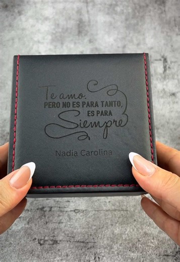 Si amasa alguien esta es una forma de demostrarlo. Reloj de Dama Naviforce $45 Con estuche personalizado $65 Disponible en 4 colores: rosa, azul celeste, cream y negro Visítanos en: Caracas: CC. Merpoeste, PB, Pasillo Loro, Local 178. Detrás del Sambil de Chacao. De lunes a sábado de 10:00 am a 6:00 pm. Valencia: CC. Sambil, Nivel Feria, 3RA Base, Frente a la tienda Hero. De lunes a domingo de 10:00 am a 10:00 pm. Maracay: CC. Las Américas, nivel feria, Local P1-75, frente a peluquería Vanity. D