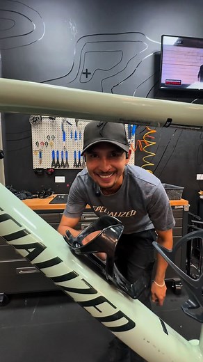 En Specialized, tu bici está en las mejores manos. 🚴‍♂️✨ Nuestro servicio técnico especializado cuida cada detalle para que tu experiencia sea única y segura. ¡Confía en quienes entienden tu pasión! 🔧❤️ ¡Es momento de subir de nivel! 🔥 Contáctanos . 📲📞 3224615266 📍calle 96 #10-72 local 103 | Specialized Bogotá 96