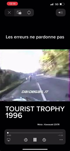 Petit extrait du Tourist Trophy 1996* avec une superbe description d’un ancien . Si l’un de vous a des infos sur le pilote ou le film en question je suis preneur. Merci. #ttiom #touristtrophy #zx7r #kawasaki #roadracer #hero
