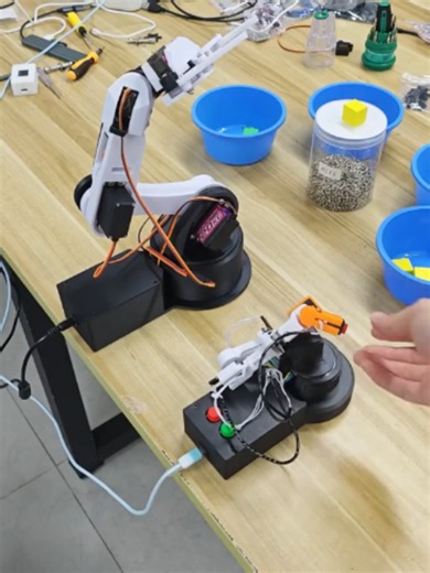 DIY Robotic Claw Based on 51 Microcontroller @utsource_product #icchip #DIYElectronics #ElectronicComponents #PCBRepair #ElectronicsRepair #Soldering #TechDIY #CircuitDesign #Module