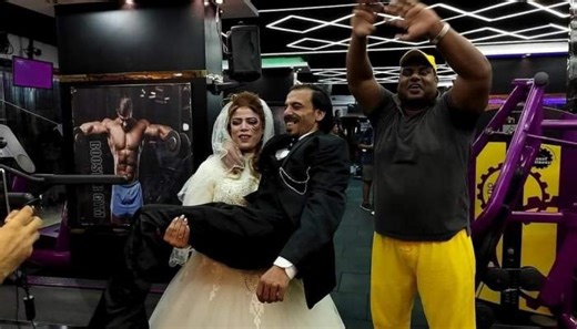 حملت زوجها.. عروس مصرية تحتفل بزفافها داخل صالة الجيم (صور وفيديو)