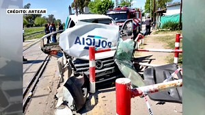 120K views · 240 reactions | #Argentina ➡ Un tren embistió a una patrullera municipal en Pilar  Los dos policías que estaban dentro se salvaron de milagro, sufrieron politraumatismos, pero están fuera de peligro.  Investigan si cruzaron con las barreras bajas. #AM1080  | Monumental AM 1080 | Facebook