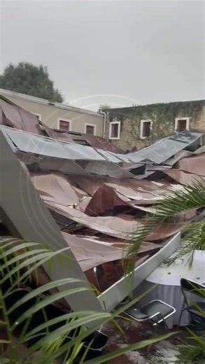La techumbre del Hotel San Francisco en Tlaxcala capital colapsó esta tarde luego de la granizada; afortunadamente no se registran personas lesionadas ya que más tarde se registraría un banquete. 📽️Jorge Lezama | Pincel De Luz