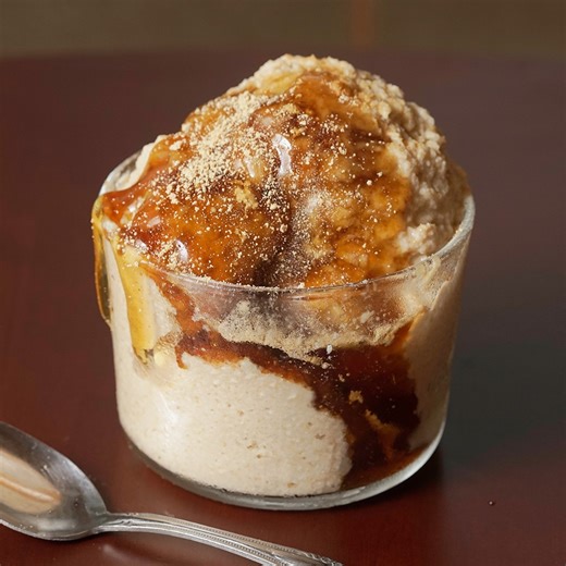 【簡単安心おやつ】豆腐アイスクリーム🍨【超ヘルシー】 袋に材料を入れて揉むだけで出来る、簡単ヘルシーアイスクリーム🍨 ■材料 絹豆腐 １丁 砂糖 30g きな粉 40g 塩 適量 黒蜜 適量 ■作り方 1. 黒蜜以外の材料を袋に入れて揉む。 2. 冷凍庫で凍らせる。 3. お好みで黒蜜をかけて食べる。半解凍くらいが食べごろ! | Tastemade Japan