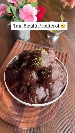 Beste Delibaşoğlu on Instagram: "Choux hamuru (200 ml bardak ölcüsü( 1,5 su bardağı su-süt (yarı yarıya) 1.5 su bardağı un Bir tutam tuz Bir çay kaşığı şeker 125 gr tereyağ 4-5 yumurta (oda sıcaklığında) Yarım paket vanilin Su, tuz, şeker ve tereyağ tencereye alınır, altı açılır kaynamaya başlayınca azar azar un eklenip iyice kavrulur. (3-4 dk) Altı kapatılıp vanilya eklenir biraz ılıması beklenir. Ilıyınca yumurtalar teker teker eklenip her seferinde iyice yedirerek tahta kaşıkla y