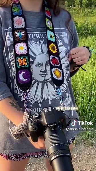 Crochet camera strap!! I have been wanting to make this for the LONGEST time and I absolutely love how it turned out - it may be one of my favourite projects ever! To make the strap, I used embroidery floss to create a bunch of different mini granny squares and then dug deep into my memory archives to remember how to make friendship bracelets so I could use those to attach at both ends to my camera🥰 I then lined it with just a simple astro fabric! Above everything, I LOVE nature photography so