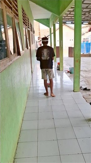 Jono carrying something slow vanished, yikes that's creepy #trendingshorts