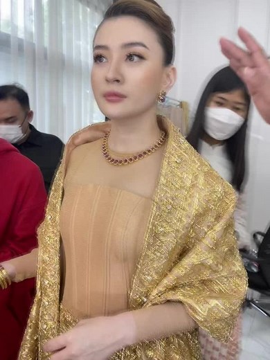 ရင့်ကျက်တည်ငြိမ်တဲ့ အမျိုးသမီးလေး💫💫#foryoupageofficiall2020tiktoknp #fpyシ #tiktok #myanmartraditionaldress #bridalcollection2023 #wutthmoneshweyi💜 #traditionalchinesemedicine #wutthmoneshweyi #☁️💫ရွှေနတ်သမီးလေး🌥