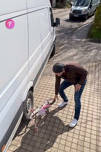 Une jeune fille reçoit un nouveau vélo après qu'un homme a écrasé le sien | Femme Heureuse