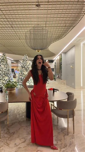 Rafa Uccman on Instagram: "Dança minimalista pra mostrar meu look de ontem"