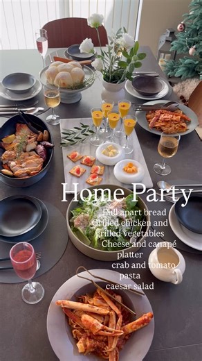 Ayumi on Instagram: "Today's Lunch🥂 今日はお義母さんも呼んで 家族でプチパーティー🥳🎉 楽しい美味しい時間でした♡ 〜Menu〜 ●おつまみプレート ●ちぎりパン🍞 ●グリルチキンとお野菜 ●シーザーサラダ ●蟹のトマトフィットチーネ🦀 #おもてなし#テーブルコーディネート#homeparty"