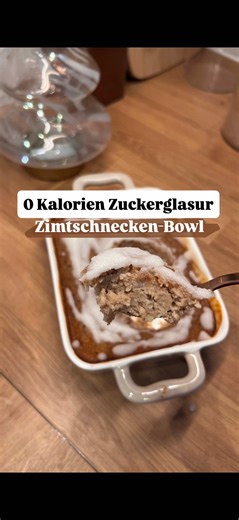 Anzeige | Zimtschnecken Bowl mit Zuckerfrosting😍 👉🏼 folge mir @dinas.snacks für weitere kalorienarme Rezepte💕 ➡️ Nährwerte: | 324kcal | 31,1g Protein | 37,1g Kohlenhydrate | 3,6g Fett | Zutaten: •30g zarte Haferflocken •10g Weichweizengrieß •25g Cinnamon Bun Chai Latte* (Restock Sonntag 11:00😱 30% AUF ALLE PROTEINE mit Code DINA( •4g Backpulver •30g Apfelmark •80g Magerquark •1 Scoop Chunky Flavour Milchreis Zimt (aktuell noch -20% auf alles mit Code DINA😍) •150ml Wasser/Mandelmilch oben d