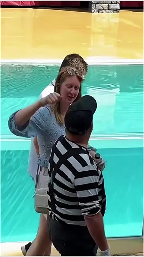 Funny Clown Tom: Hilarious Seaworld Mime Performance