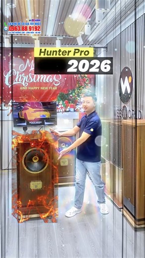 HUNTER PRO 2026 – HỌNG GOLD MỚI, ĐẲNG CẤP MỚI Hunter Pro 2026 đã có mặt tại JK Audio. Điểm nhận diện nổi bật nhất năm nay chính là họng treble GOLD thế hệ mới – sang trọng hơn, nhìn vào là biết đời mới. Tuning âm học được Weeworld tinh chỉnh lại giúp dải cao thoáng, sạch, vocal mở tiếng dễ hơn. Loa vẫn giữ cấu trúc đồng trục 2 đường tiếng, trung âm đầy, bass gọn kiểm soát tốt, rất phù hợp phòng khách 20–60m2. Thiết kế gỗ đậm màu – veneer sắc nét – đặt vào không gian sang lên thấy rõ. Cấu hình de