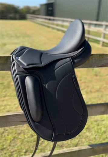 Custom fit, smart design ✨ With the Monarch Tree & adjustable gullet system, the Montpellier Synthetic Dressage Saddle offers a customised fit without compromise! #DressageSaddle #PremierEquineEngland #HorseSaddle #HorseComfort #DressageRider