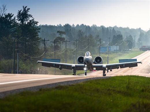 美军A-10攻击机开展公路起降训练