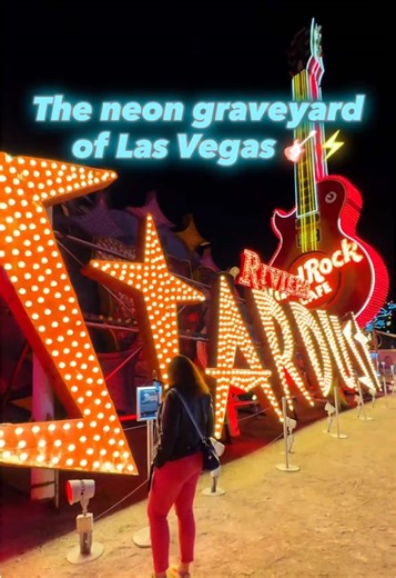Some of the most iconic neon signs ever made… all in one place! 🎸⚡️The Neon Museum in Las Vegas is an absolutely unique spot where the history of Sin City is told through its colorful relics dating back to the 1930s. Each sign has its own story: from defunct casinos and hotels to dry cleaning services and wedding chapels. The museum’s format is also unique. Because many of the signs are enormous, the collection is displayed outdoors – almost like a junkyard, but an organized one. Signs are arra