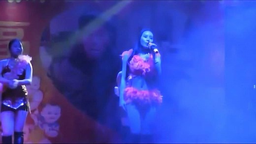 农村歌舞团表演实拍，美女劲歌热舞！