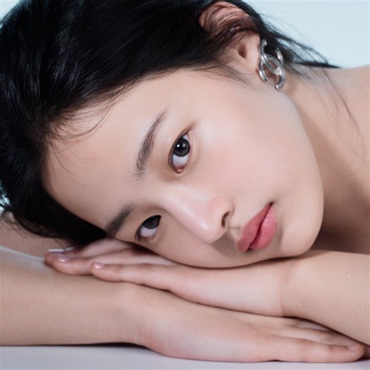 瞬間轉化 潔淨透亮 「香奈兒深海精萃山茶花潔顏慕斯」全新登場，其汲取山茶花精華打造而成，豐盈質地與水接觸瞬間隨即轉化為飽滿緻密的泡沫，使肌膚完美淨化清潔，舒適柔嫩，綻放清新光澤。使用僅7天後，膚質備顯柔滑細緻*。 *針對45位受試者進行的臨床評估結果，實際使用成效因人而異。 #LaMousse #CHANELSkincare | CHANEL