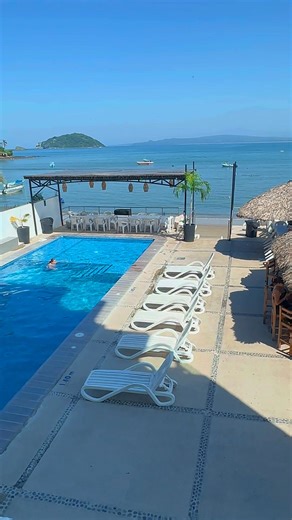 Acompáñanos a conocer la habitación 105 🏖️ El espacio perfecto para dos personas, con una vista espectacular a la alberca y al mar 🌅 Disfruta de aire acondicionado, televisión, WiFi y un baño amplio, todo pensado para tu descanso. Relájate, disfruta y vive la experiencia de despertar frente al mar. 💙 Mar’Cam Resort Guayabitos… tu descanso te está esperando. 📍 Rincón de Guayabitos, Nayarit 📞 327-121-3757 | 327-108-4097 #MarCamResort #Guayabitos #RincóndeGuayabitos #VistaAlMar #DescansoPerfec
