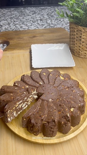 Şekilli mozaik pasta tarifi😍 Malzemeler: 2 paket petibör bisküvi 2 yemek kaşığı kakao 2 yemek kaşığı eritilmiş tereyağı 1,5 su bardağı süt Hazırlanışı: Mozaik pastanın en basit hali, lezzeti de sunumu da harika oluyor 😍 Sosunu ayrı hazırlamakla uğraşmadan tek bir kapta tüm malzemeleri karıştırıyorum. 2 paket bisküvi için bu miktarlar tam yeterli geliyor. Dilerseniz içini streç filmle kapladığınız borcamda da hazırlayabilirsiniz ya da küçük porsiyonluk silikon kaplarda da hazırlayabilirsiniz. D