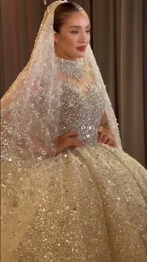 Amazing wedding dress shiny in details by Amanda Novias design