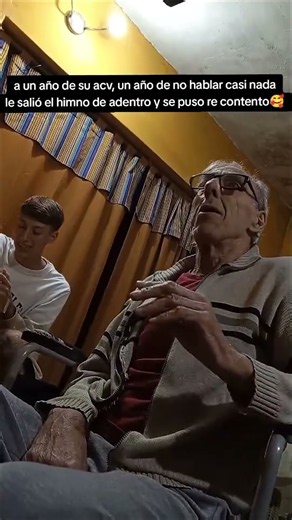 Un abuelo conmovió a las redes sociales al volver a cantar tras un año de recuperación por un ACV.