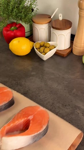 Fried Fish & Fresh Salad 🐟🥗 Season the fish with salt and pepper, then sear it in a pan with garlic and thyme until golden. For the salad, toss lettuce leaves with cucumber, tomatoes, bell pepper, olives, and feta. Dress with a simple mix of salt, a pinch of sugar, olive oil, and balsamic vinegar. Смажена риба та свіжий салат 🐟🥗 Рибу посолити та поперчити, підсмажити на пательні з додаванням часнику та тім’яну до золотистої скоринки. Салат приготувати зі свіжого листя салату, огірка, помідор