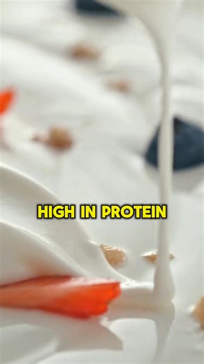 👇 Five breakfasts that won’t bloat Lower-lactose, higher-protein, and FODMAP-friendly — all with portion sizes that keep digestion happy: Greek yogurt bowl – ¾ cup lactose-free or low-lactose Greek yogurt (≈170 g) ½ cup blueberries 10 walnut halves (≈30 g). Sourdough toast – 1 slice sourdough avocado up to 60 g (≈3 Tbsp, about ¼–⅓ medium avocado) 2 eggs. Chia yogurt mango – 2 Tbsp chia seeds ½ cup lactose-free yogurt mango up to ¼ cup (≈38 g). English muffin sandwich – 1 whole-grain English muf