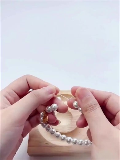 An immersive knotting process for bracelets and necklaces Calm, handmade, and easy to follow. #DIYJeweLry #Handimode #PearLNecklace #SLowLzving #TikTokbernony