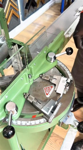 ¿Cómo cambiar 𝗣𝗔𝗦𝗢 𝗔 𝗣𝗔𝗦𝗢 las cuchillas de tu guillotina 𝙼𝙾𝚁𝚂Ø?🔺 ⚠️ Conoce la manera más segura de cambiar tu juego de cuchillas 𝙼𝙾𝚁𝚂Ø . En 𝗺𝗮𝗿𝗰𝗼𝘀 𝘆 𝗺𝗮𝗿𝗰𝗼𝘀 tenemos el procedimiento fundamental para garantizar: ✅ Cortes precisos ✅ Mayor seguridad ✅ Prolongar la vida útil de tu equipo 💁‍♂️ Realizar este mantenimiento de forma regular es ideal para la calidad de tu 𝙩𝙖𝙡𝙡𝙚𝙧 𝙙𝙚 𝙚𝙣𝙢𝙖𝙧𝙘𝙖𝙙𝙤 o 𝙣𝙚𝙜𝙤𝙘𝙞𝙤 𝙙𝙚 𝙢𝙖𝙧𝙘𝙤𝙨. ¿Necesitas un juego de cuchill