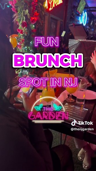 ✨If you're looking for a fun and delicious brunch spot with a live DJ, energetic staff, and stunning outdoor space, I highly recommend checking out this hidden gem. Trust us, you won't be disappointed! 🤩#cocktails #restaurant #brunch #brunchwiththegirls