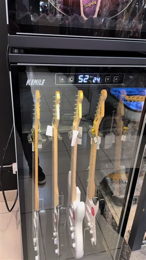 Se liga nesta super novidade exclusiva da Harmonia Musical turma 🏆 🎸Aquele seu instrumento Premium que não merece ficar só escondido dentro do case, ele tbem pode fazer parte da sua decoração com proteção e segurança contra os intempéries do tempo. : 🔹 Climat Box – 4 instrumentos Medidas: 0,50 x 0,50 x 1,25 m 💰 R$ 6.640,50 à vista (5% off) ou 10x de R$ 699,00 sem juros 🔹 Climat Box – 1 instrumento Medidas: 0,29 x 0,50 x 1,25 m 💰 R$ 5.690,50 à vista (5% off) ou 10x de R$ 599,00 sem juros Fi